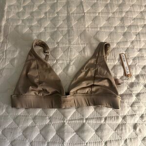 SKIMS SIGNATURE SWIM PLUNGE
BIKINI TOP I DESERT